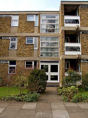 خانه های هم کامن در لندن اثر جیمز استرلینگ و جیمز گوئن